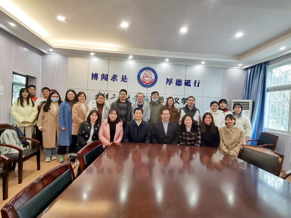 贺东航教授与英国365集团公司师生合影